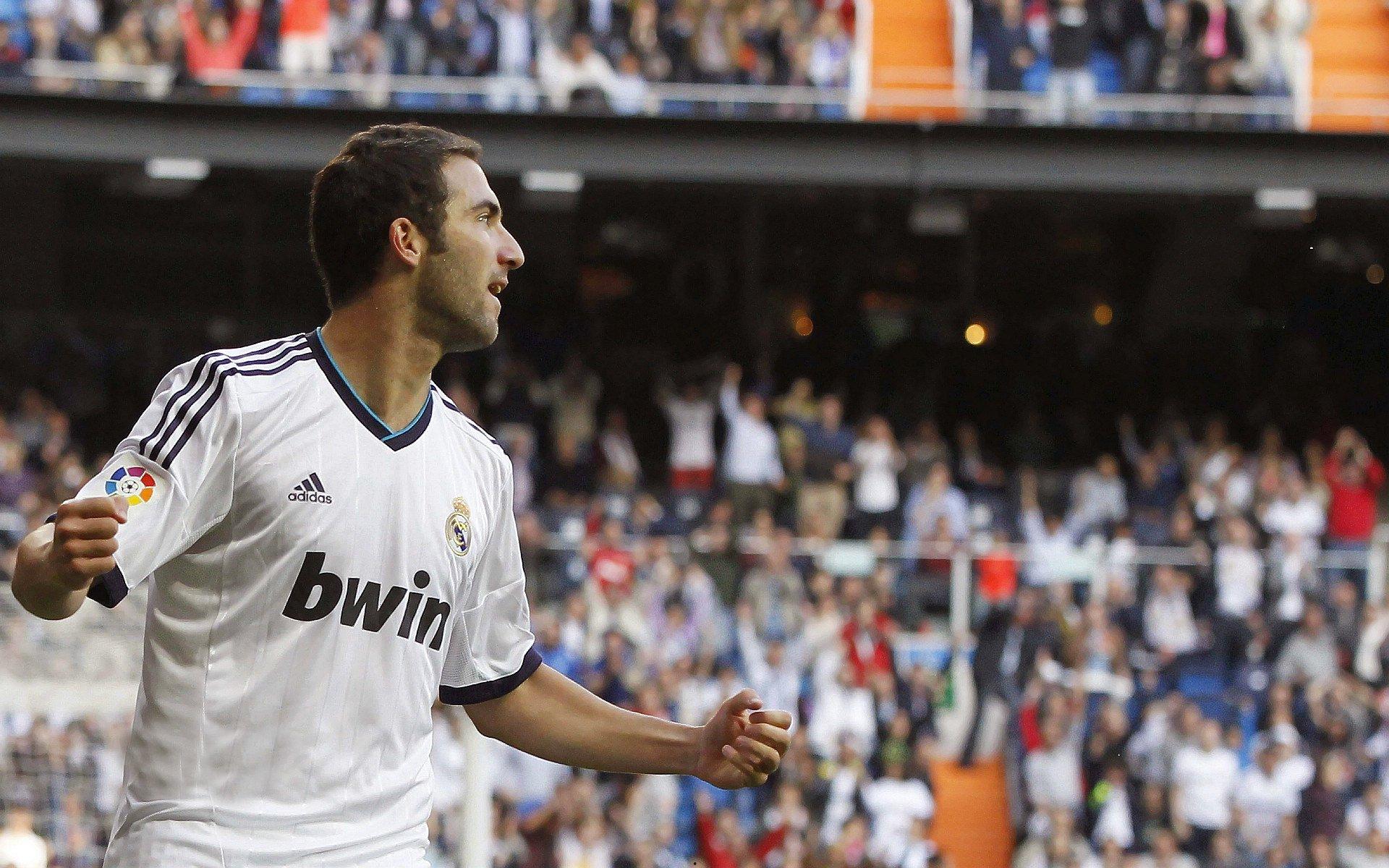 胜利的节奏，姆伯莫与阿马德赛后更衣室热舞引爆网络